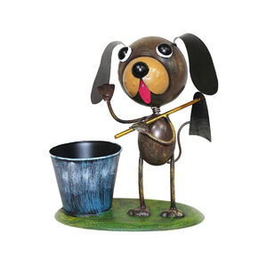 A dekorat&iacute;vKutya kap&aacute;val MAGICHOMEaranyos &eacute;s vicces kieg&eacute;sz&iacute;tője a kertnek, a terasznak vagy a belső t&eacute;rnek. M&eacute;retei27 &times; 16 &times; 29 cm, j&aacute;t&eacute;kos kialak&iacute;t&aacute;s&aacute;val &eacute;s vid&aacute;m diz&aacute;jnj&aacute;val nyűg&ouml;z le. Atart&oacute;s f&eacute;mlemezbőlk&eacute;sz&uuml;lt kutya r&eacute;szletes figur&aacute;janagy szemekkel, hossz&uacute; f&uuml;lekkel &eacute;s l&oacute;g&oacute; nyelvvelrendelkezik, ami im&aacute;dnival&oacute; &eacute;s bar&aacute;ts&aacute;gos megjelen&eacute;st k&ouml;lcs&ouml;n&ouml;z neki. Egyik mancs&aacute;ban egym&aacute;l&eacute;ttart, ami kiemeli a kert&eacute;szked&eacute;s t&eacute;m&aacute;j&aacute;t. A dekor&aacute;ci&oacute; egy stabilz&ouml;ld fűut&aacute;nzattalell&aacute;tottalapzaton &aacute;ll, &eacute;s egy k&eacute;k sz&iacute;nűfű &uuml;ltetőed&eacute;nyttartalmaz, amely ide&aacute;lis kisebb n&ouml;v&eacute;nyek, gy&oacute;gyn&ouml;v&eacute;nyek vagy dekor&aacute;ci&oacute;s elemek elhelyez&eacute;s&eacute;re.