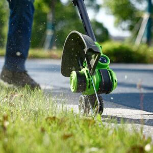 Fűszeg&eacute;lyny&iacute;r&oacute; akkumul&aacute;toros Greenworks ST24B218-01 24v 2ah akkumul&aacute;torral &eacute;s t&ouml;ltővel